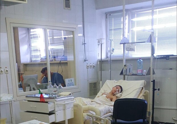 Ребенок, пострадавший от взрыва снаряда, уже дома / фото: fb Елена Головко