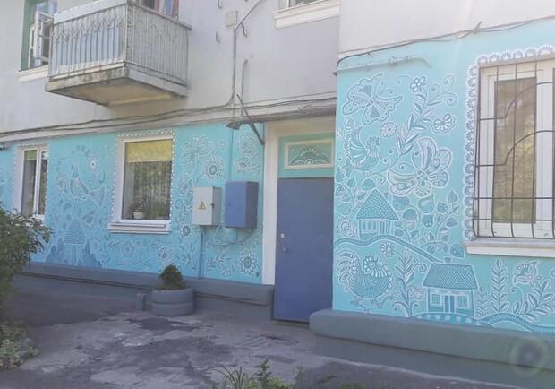 Фасад дома разрисовали ярким граффити / фото: fb Ирина Роговая