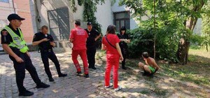 В центре Одессы мужчина бросался камнями в прохожих: его задержали 