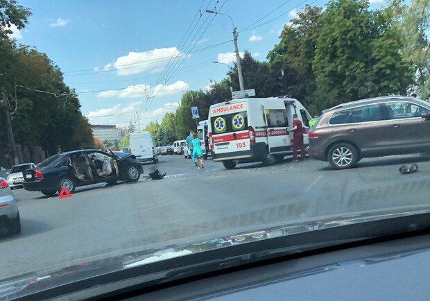В аварию попал свадебный автомобиль: среди пострадавших дети (видео момента ДТП) - фото Tg-канал "ДТП Пробки Днепр"