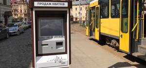 Напад люті: у Львові чоловік привселюдно розтрощив термінал на трамвайній зупинці