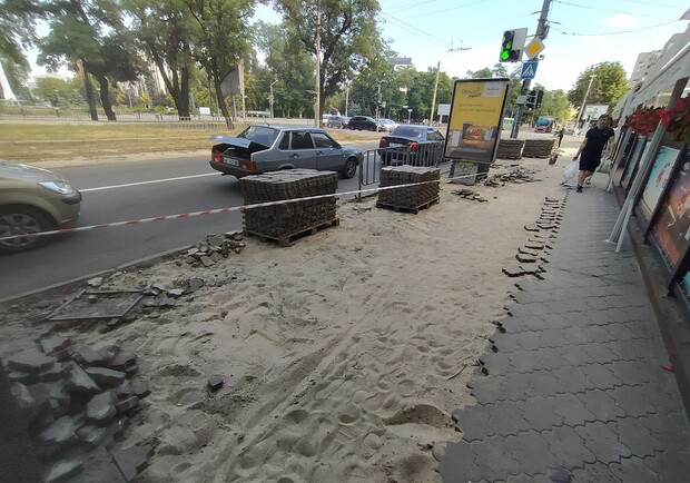 Пока обходи: на углу проспекта Поля начался ремонт - фото fb Руслан Мороз