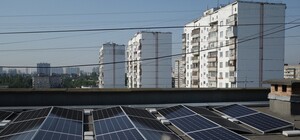 Подсуетились: жители дома на Троещине сдали свою крышу под солнечные батареи и получили ремонт подъезда