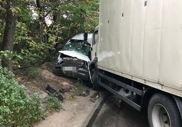 В Днепре грузовик помял маршрутку / фото: ГУ НП в Днепропетровской области