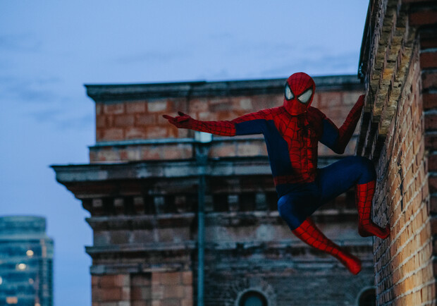 В Днепре на крыше заметили Человека паука / фото: Станислав Губкин