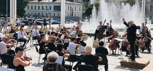 Смотри фото и видео: перед ХНАТОБом играл симфонический оркестр