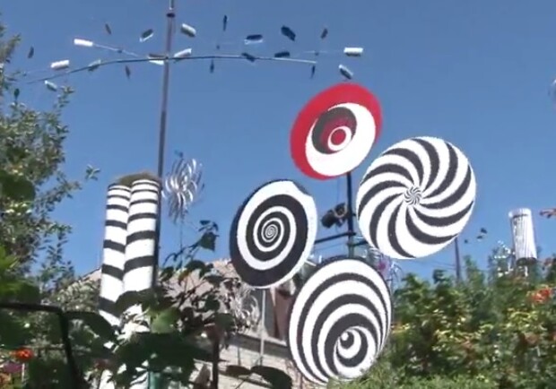 Днепрянин делает необычные ветряки / скрин из видео "Суспільного"