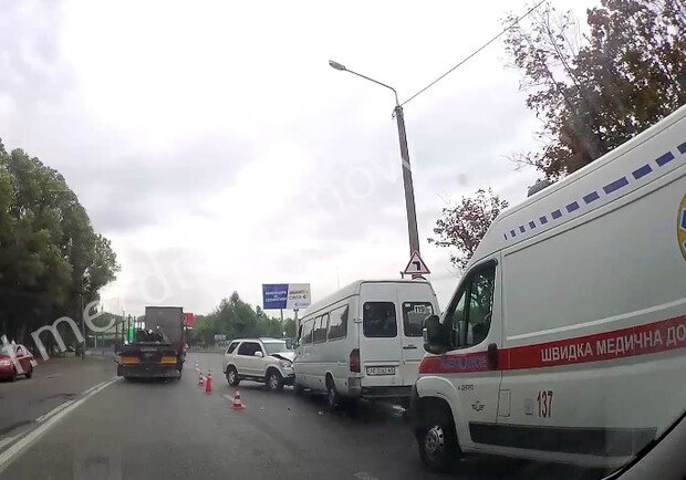 В Днепре еще одна авария с маршруткой / фото: скрин видео "Днепр Сейчас"
