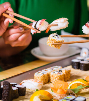 Готовь палочки: где и почем в Одессе можно заказать суши