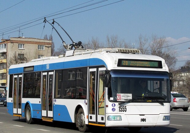 В Днепре водитель троллейбуса вытолкал пенсионера из салона / фото: 34.ua