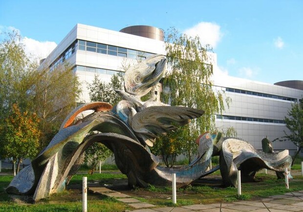 Так скульптура "Днепровские волны" выглядела до сноса / фото: wikimapia.org