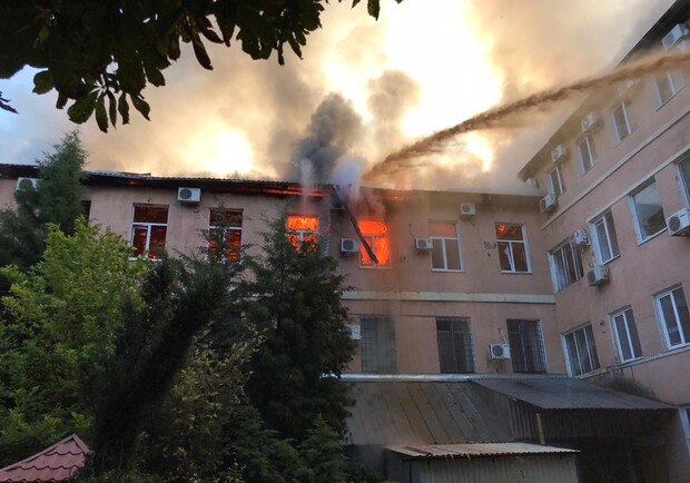 Масштабный пожар на Ясельной: огонь тушили больше 50 человек - фото ГСЧС