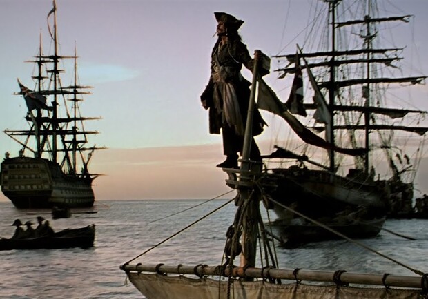 Мужчина сел на мель на яхте посреди Днепра - фото из фильм "Пираты Карибского моря"