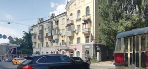 Машинку жалко: в центре Porsche врезался в трамвай