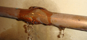 Канализация подмывает фундамент дома: жители многоэтажки на Северном бьют тревогу