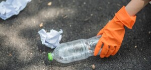 Из бутылок и пакетов: в Запорожье появятся крышки для люков из переработанного пластика