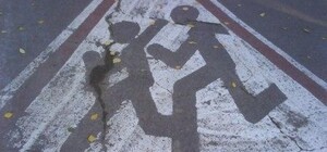 Погибла маленькая девочка: водитель сбил трех человек на пешеходном переходе