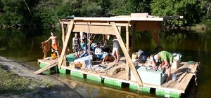 Со всеми удобствами: днепряне путешествуют на двухэтажном плоту с кроватью и холодильником