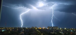 Завораживающе: на курорте сняли зарождение молнии