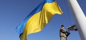 В честь праздника: на Хортице подняли очень высокий флаг (фото)