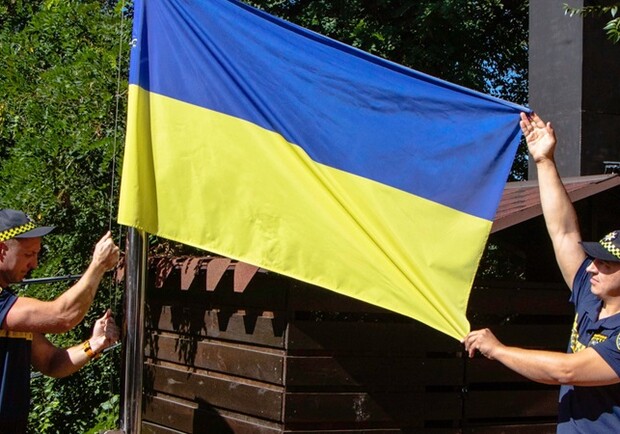 Такого еще не было: на Монастырском острове подняли флаг Украины - фото: пресс-служба горсовета