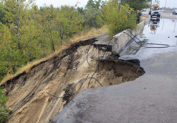 Ливней не выдержал: под Днепром обвалился еще один мост - фото "Событие"