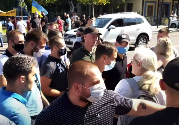 Встречали "с любовью": после визита Зеленского полиция открыли четыре уголовных дела -  Скриншот: ДНІПРОГРАД Вісник небайдужих громадян / YouTube