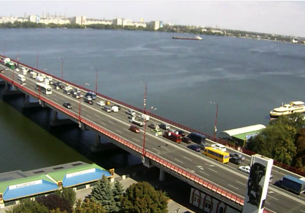 Объезжай: на Новом мосту огромная пробка - фото веб-камеры dnepr.com