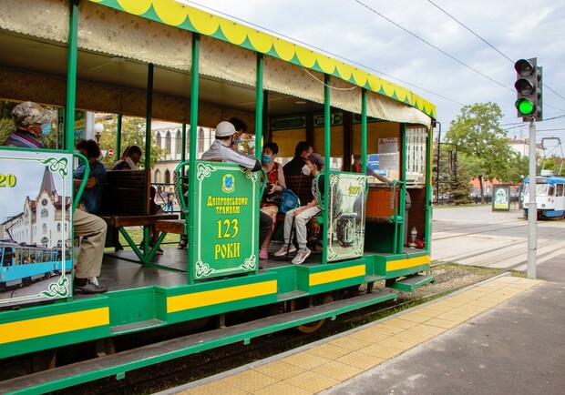 В Днепре установили первую повышенную платформу на трамвайной остановке / фото: пресс-служба мэрии