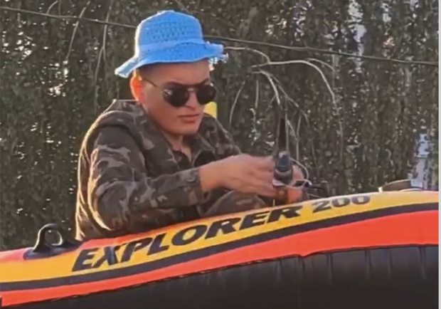 Дурдом: в центре парень закинул лодку на остановку и начал рыбачить (видео) - скриншот из видео