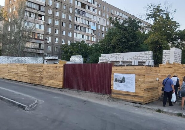 Обнесли забором и возводят стены: что строят на Слобожанском проспекте - фото fb Елена Зеева