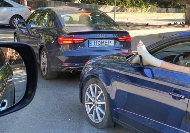 Нога из окна и номер без номера: на перекрестке встретились трое водителей "с изюминкой" - фото fb Михаила Соколова