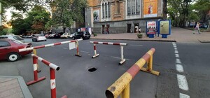 Не аварийный участок, а скейт-площадка: яме напротив филармонии нашли необычное применение