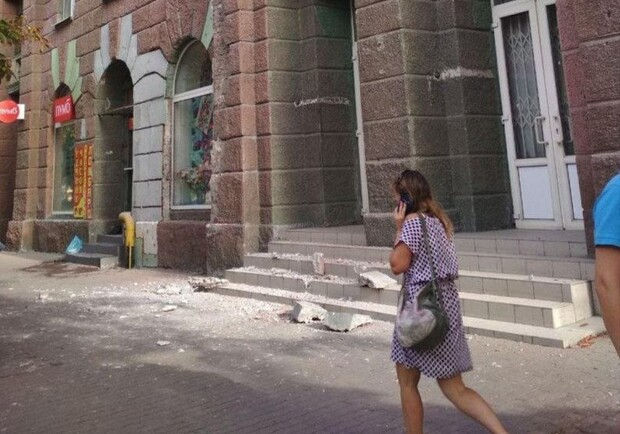 Береги голову: на Яворницкого отпал кусок фасада - фото ХД