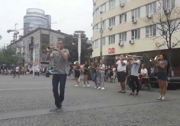 Не всем по душе: с Европейской площади пытались выгнать музыкантов (видео) - фото fb Анфіса Букреєва