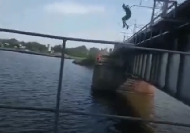 Ума палата: подросток на ходу выпрыгнул с поезда в воду (видео) - фото "Прихист"