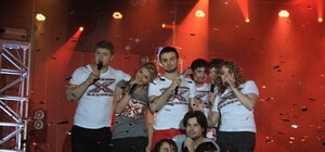 К Кривошапко выстраивалась очередь из поклонниц, а Ткаченко засыпали цветами