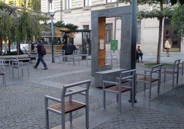 На Екатеринославском бульваре установили стулья / фото: fb Yevhenii Urban