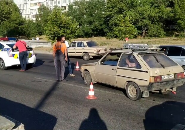 В Днепре на Донецком шоссе легковушка сбила подростка / фото: скрин из видео Евгения Днепр