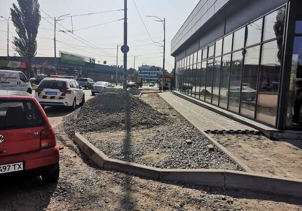 Киевская фирма незаконно превращает тротуар в паркоовку. Фото: Facebook "Киевавтодора"