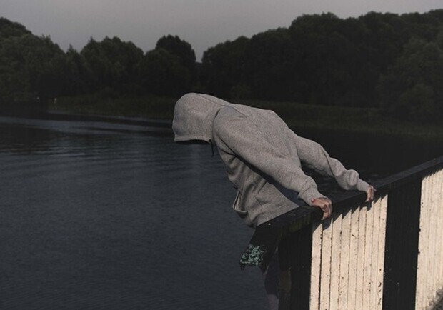 В Днепре с Нового моста прыгнул 17-летний парень / фото: mk.com