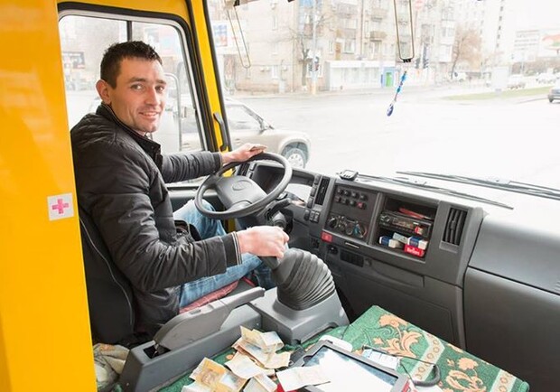 В маршрутках Днепра повесили именные таблички водителей - фото: auto.bigmir.net