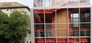 Не успел открыться: вандалы разбили стекла на новом пешеходном мосту возле НАУ