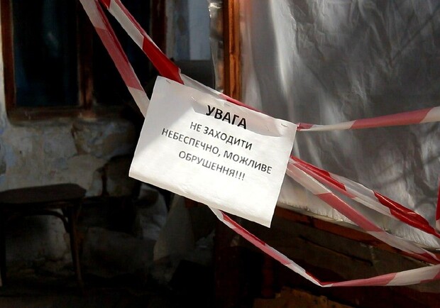 В Одессе жители обвалившегося дома пишут плакаты к мэру. Фото: Правда за Одессу