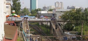 Не выдержал: с пешеходного моста возле ж/д вокзала рухнул забор