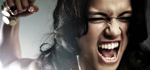 На глазах у всех: в Днепре избили девушку и отобрали собаку