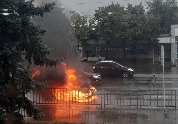 В Днепре сгорел автомобиль на дороге / фото: ХД