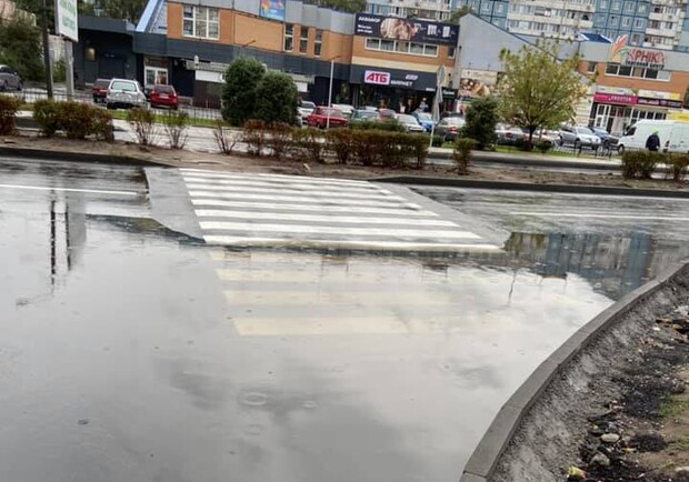 В Днепре затопило пешеходный переход / фото: fb Вадим Полишко