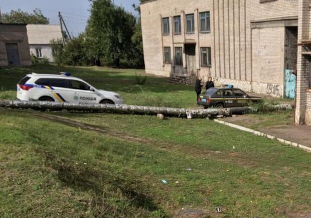Жесть: 18-летний парень пырнул полицейского ножом и убежал - фото ГУНП Днепропетровской области