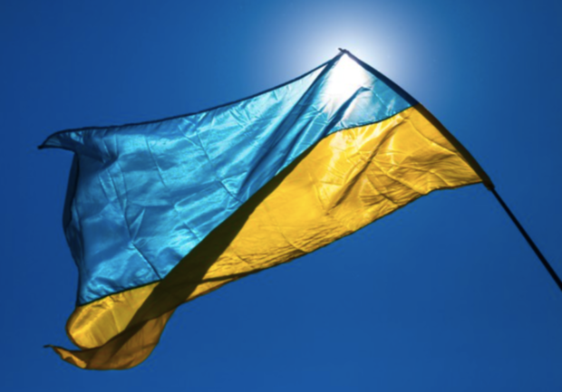 Отметили праздник: прохожие пытались украсть флаг Украины со здания суда - фото freepik.com